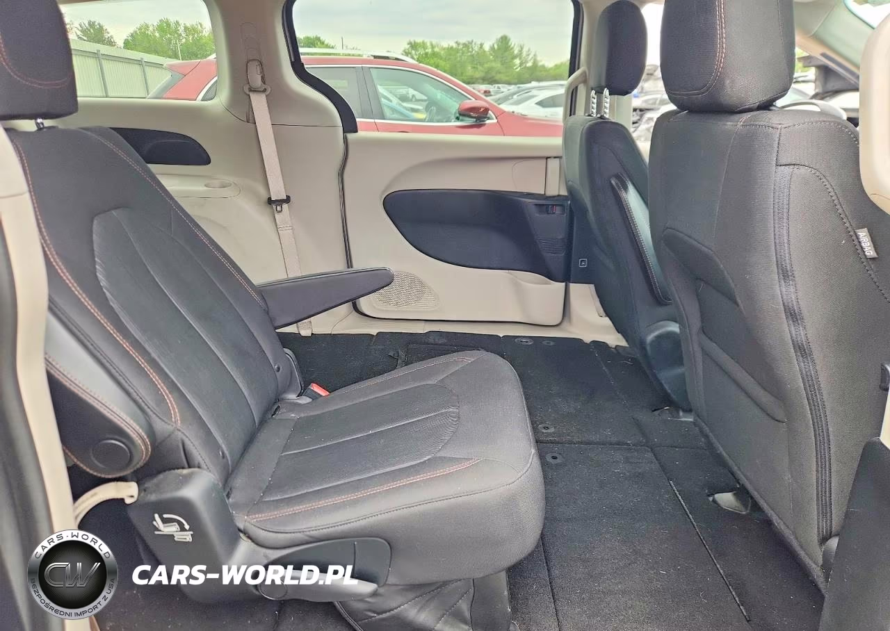 2017 Chrysler Pacifica Touring VIN:2C4RC1DG4HR610304 - 10