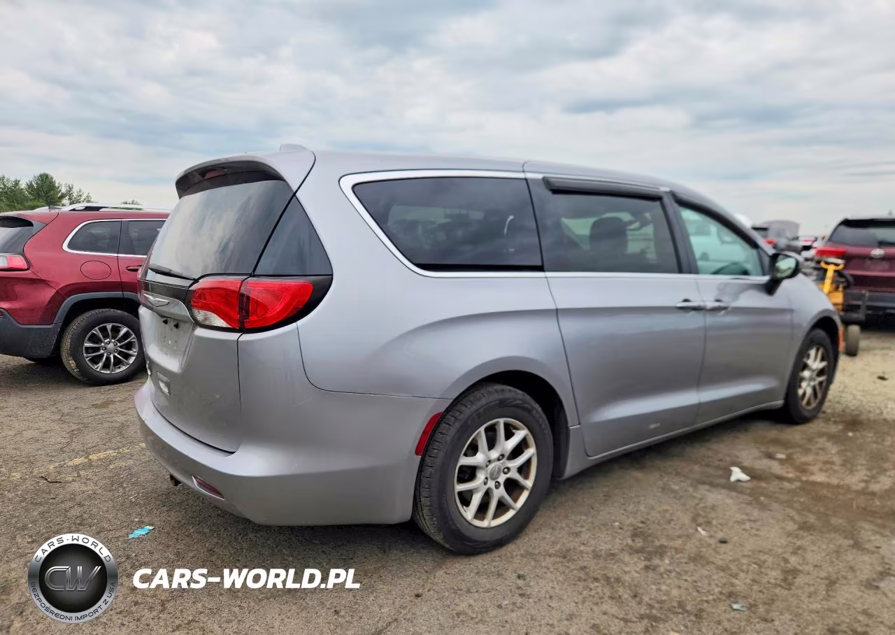 2017 Chrysler Pacifica Touring VIN:2C4RC1DG4HR610304 - 3