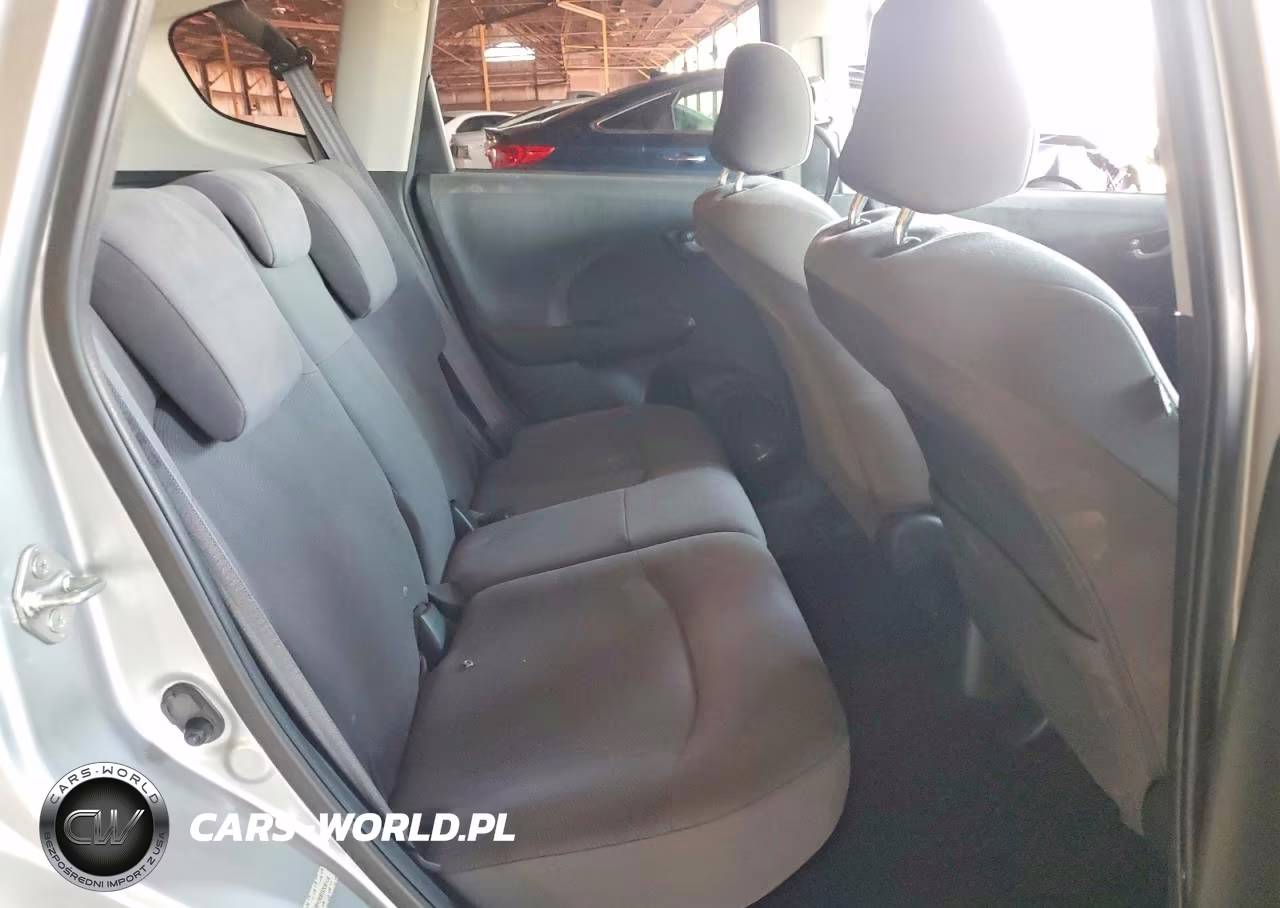 2011 Honda Fit VIN:JHMGE8H36BS008106 - 10