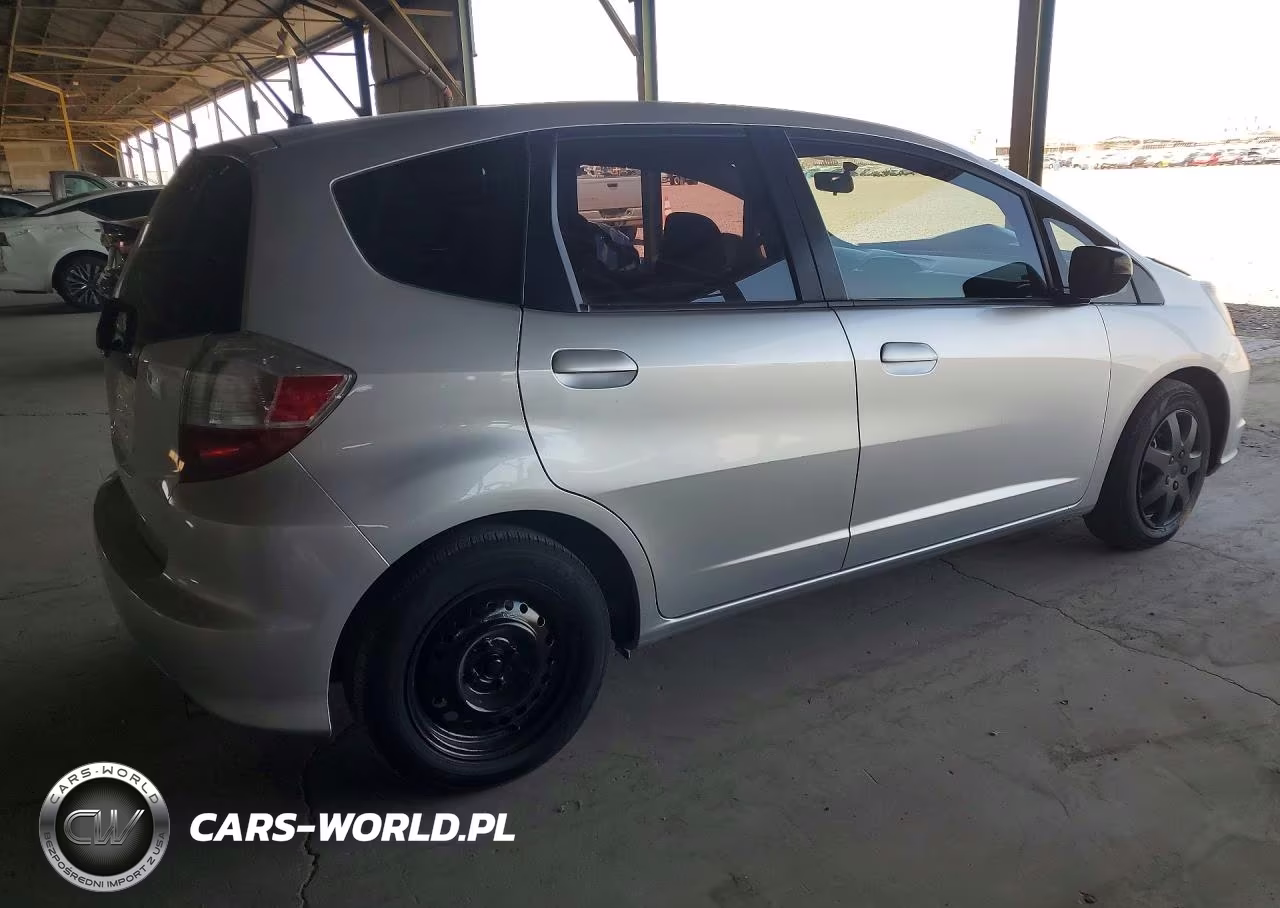 2011 Honda Fit VIN:JHMGE8H36BS008106 - 3