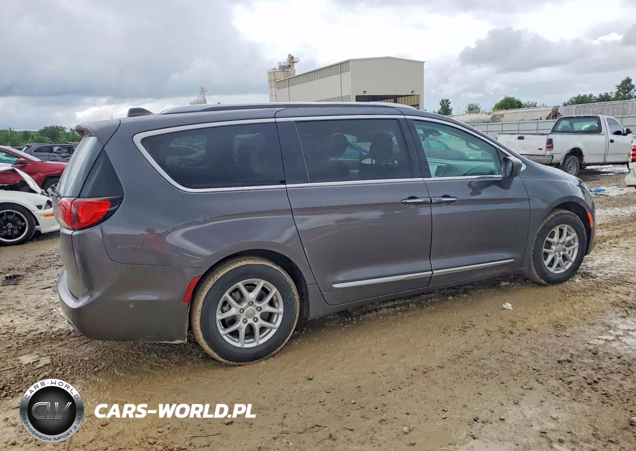 2020 Chrysler Pacifica Touring L VIN:2C4RC1BG5LR224342 - 3