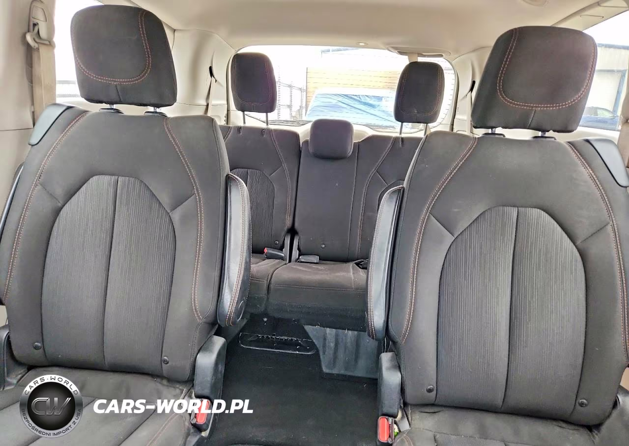 2018 Chrysler Pacifica Touring VIN:2C4RC1DG9JR130152 - 10