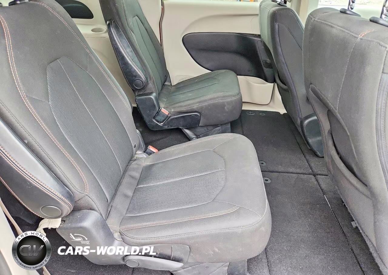 2018 Chrysler Pacifica Touring VIN:2C4RC1DG9JR130152 - 11