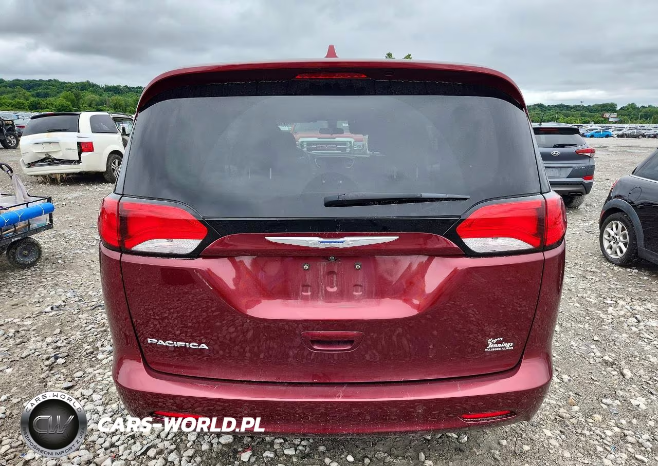 2018 Chrysler Pacifica Touring VIN:2C4RC1DG9JR130152 - 6