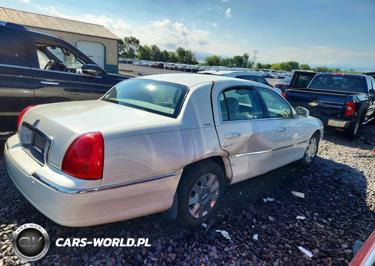 2004 Lincoln Town Car Ultimate VIN:1LNHM83W44Y679960 - 3