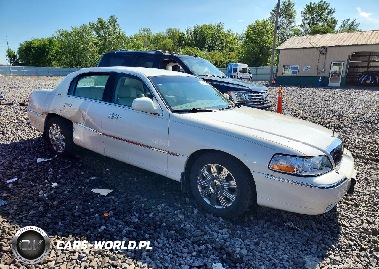 2004 Lincoln Town Car Ultimate VIN:1LNHM83W44Y679960 - 4
