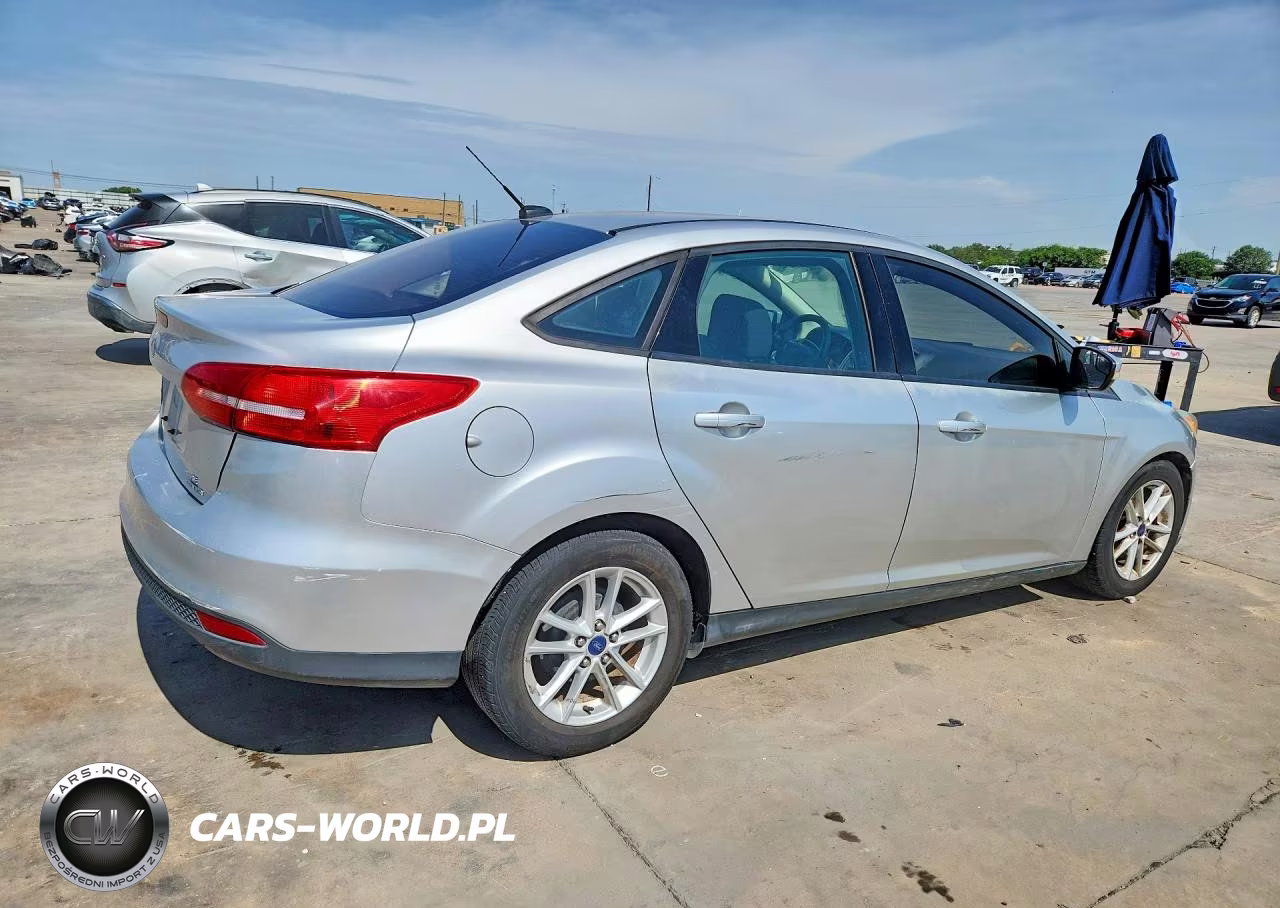 2015 Ford Focus Se VIN:1FADP3F23FL340649 - 3