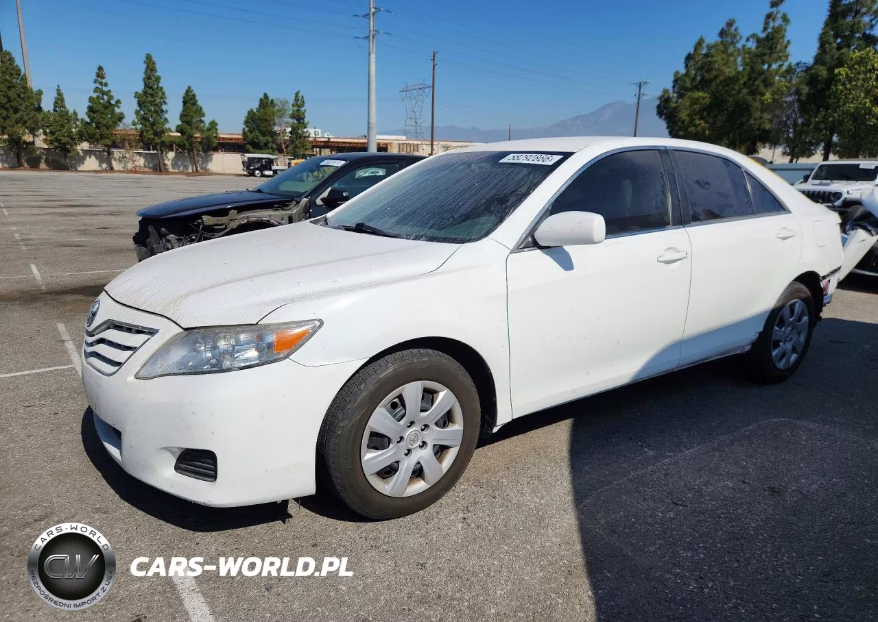 2010 Toyota Camry Le – zdjęcie 1 z 13