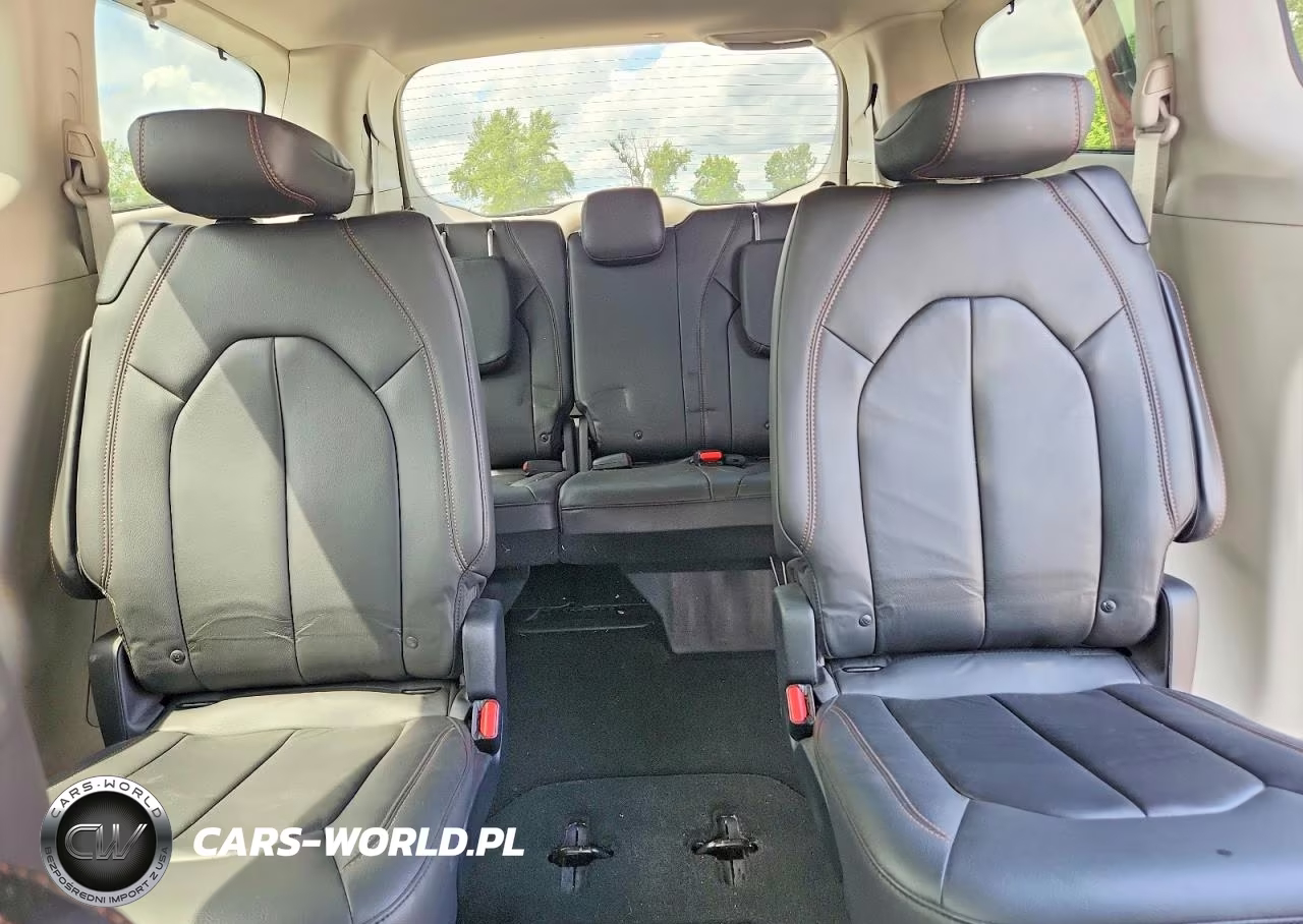 2017 Chrysler Pacifica Touring L VIN:2C4RC1BGXHR588120 - 10