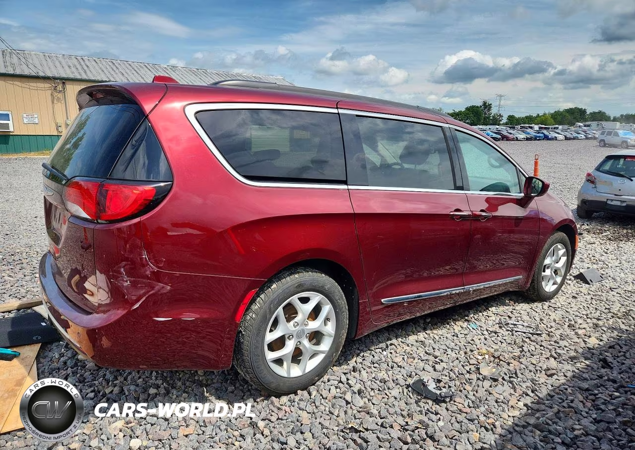 2017 Chrysler Pacifica Touring L VIN:2C4RC1BGXHR588120 - 3