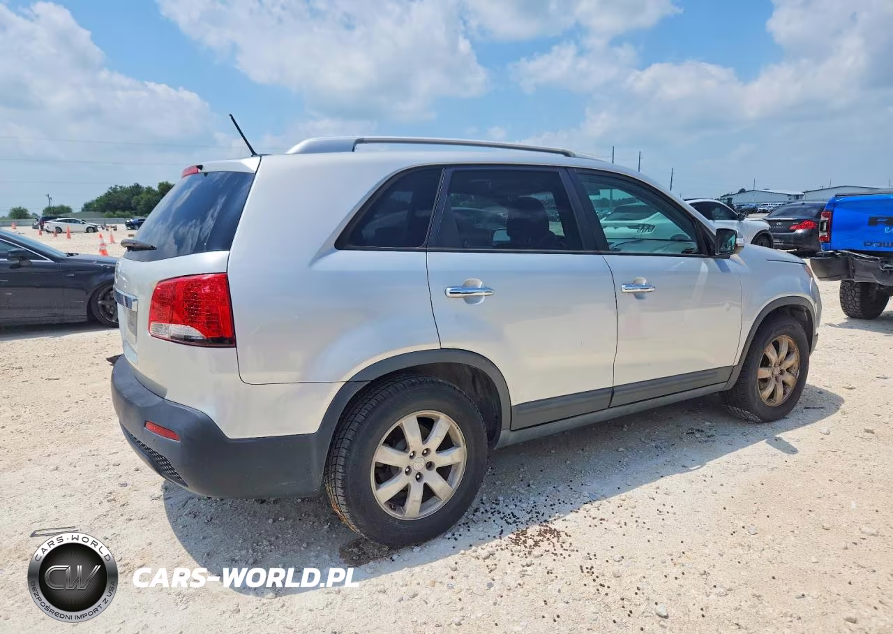 2013 Kia Sorento Lx VIN:5XYKT3A63DG364577 - 3