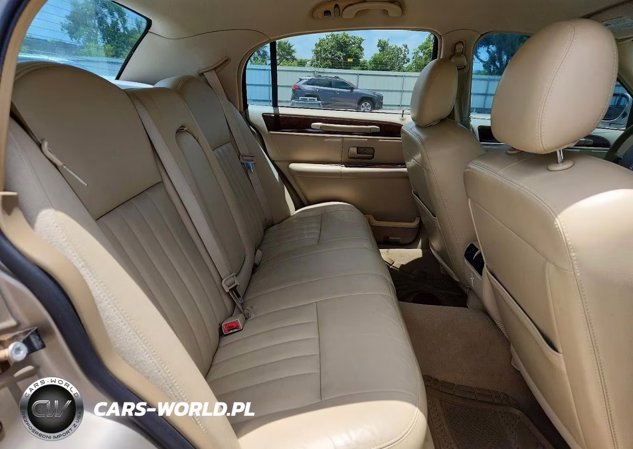 2007 Lincoln Town Car Signature VIN:1LNHM81W37Y615139 - 10
