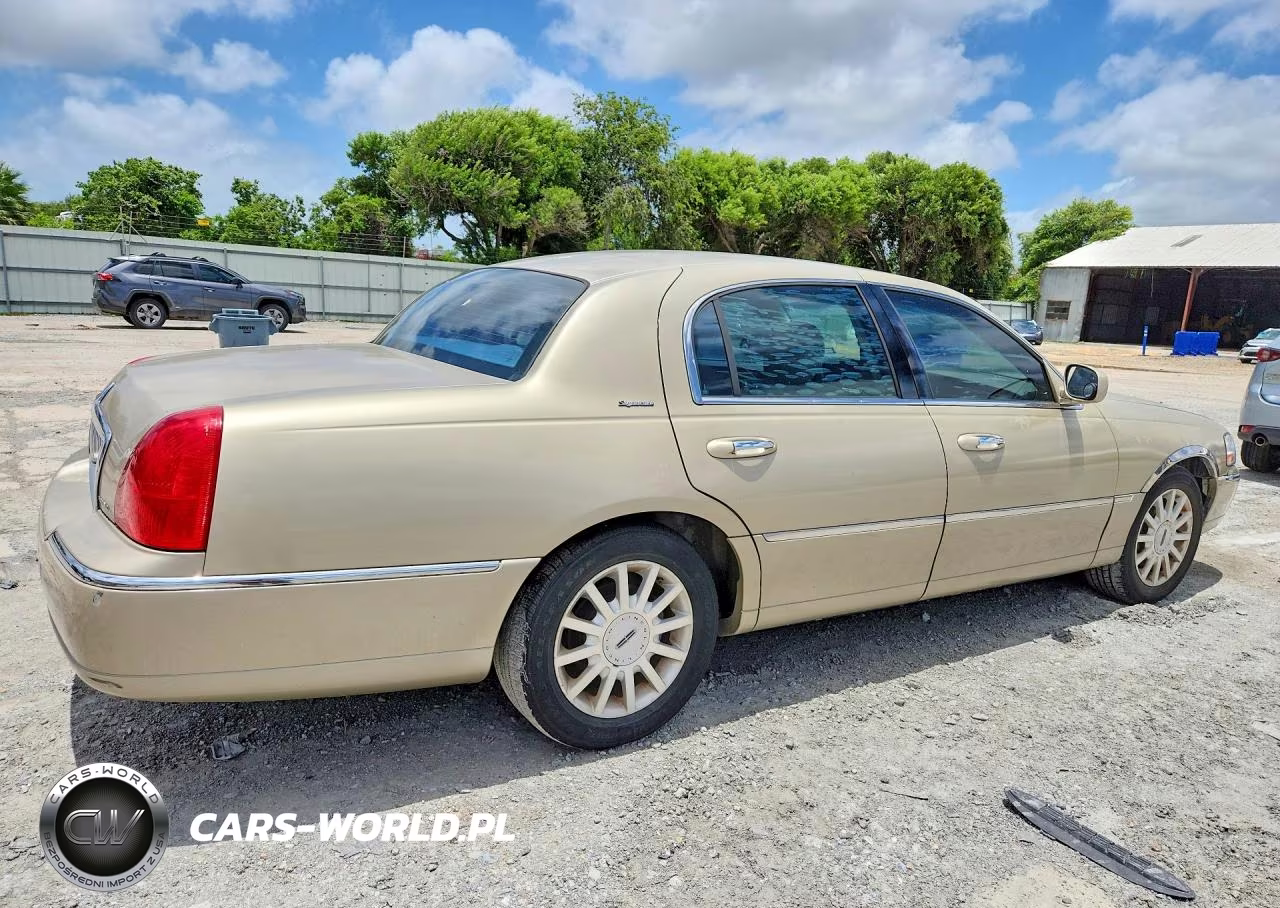 2007 Lincoln Town Car Signature VIN:1LNHM81W37Y615139 - 3