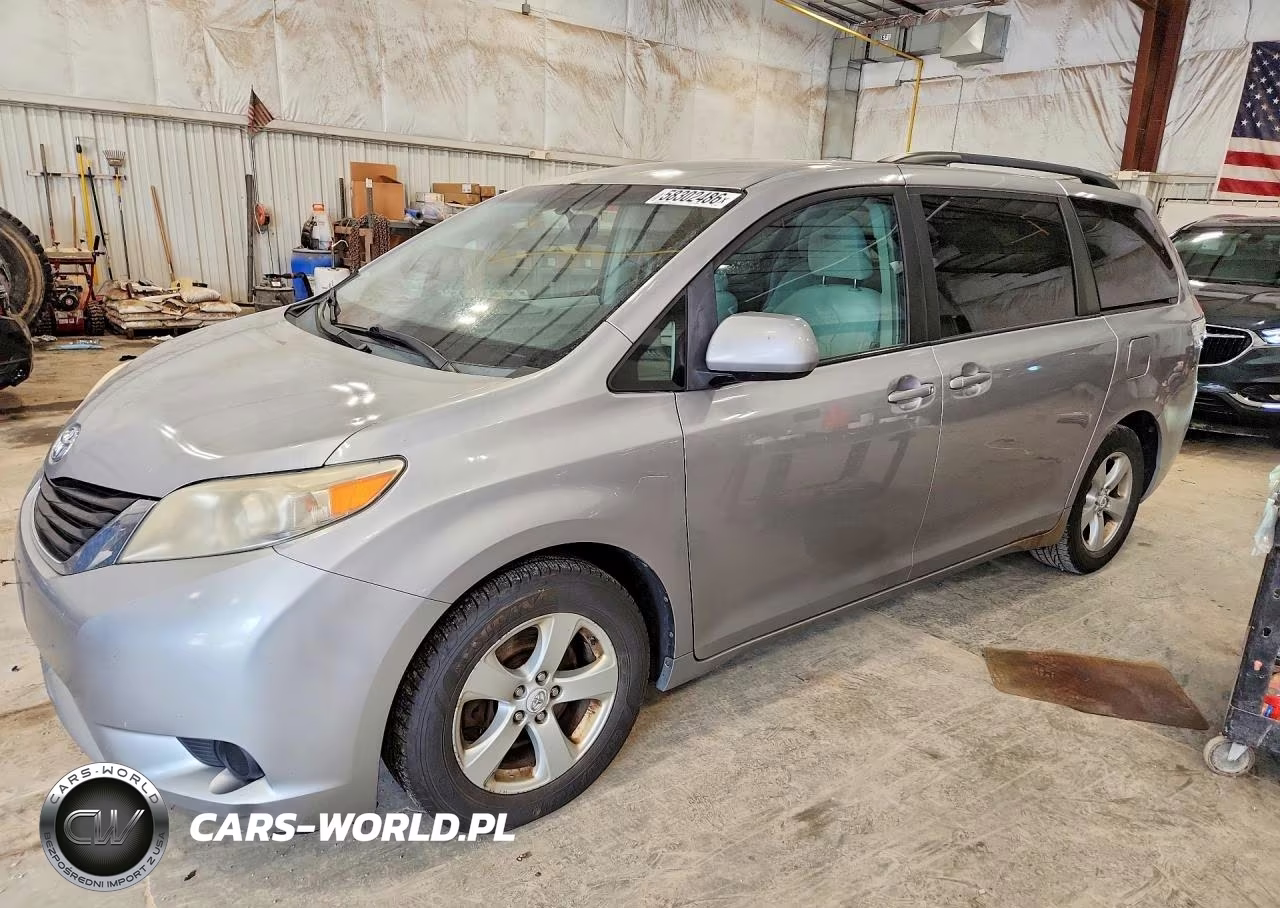 2011 Toyota Sienna Le – zdjęcie 1 z 13