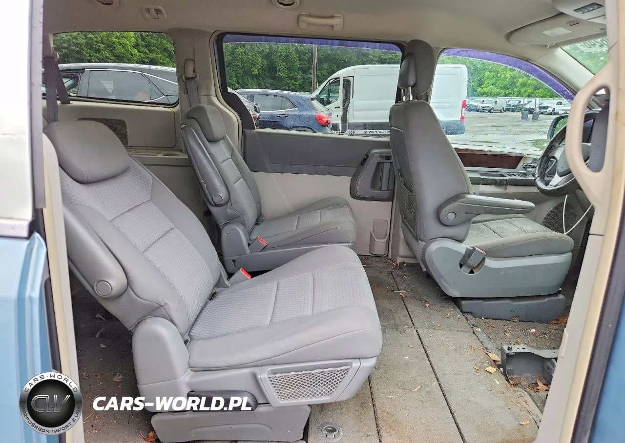 2010 Chrysler Town & Country Touring VIN:2A4RR5D12AR347764 - 11