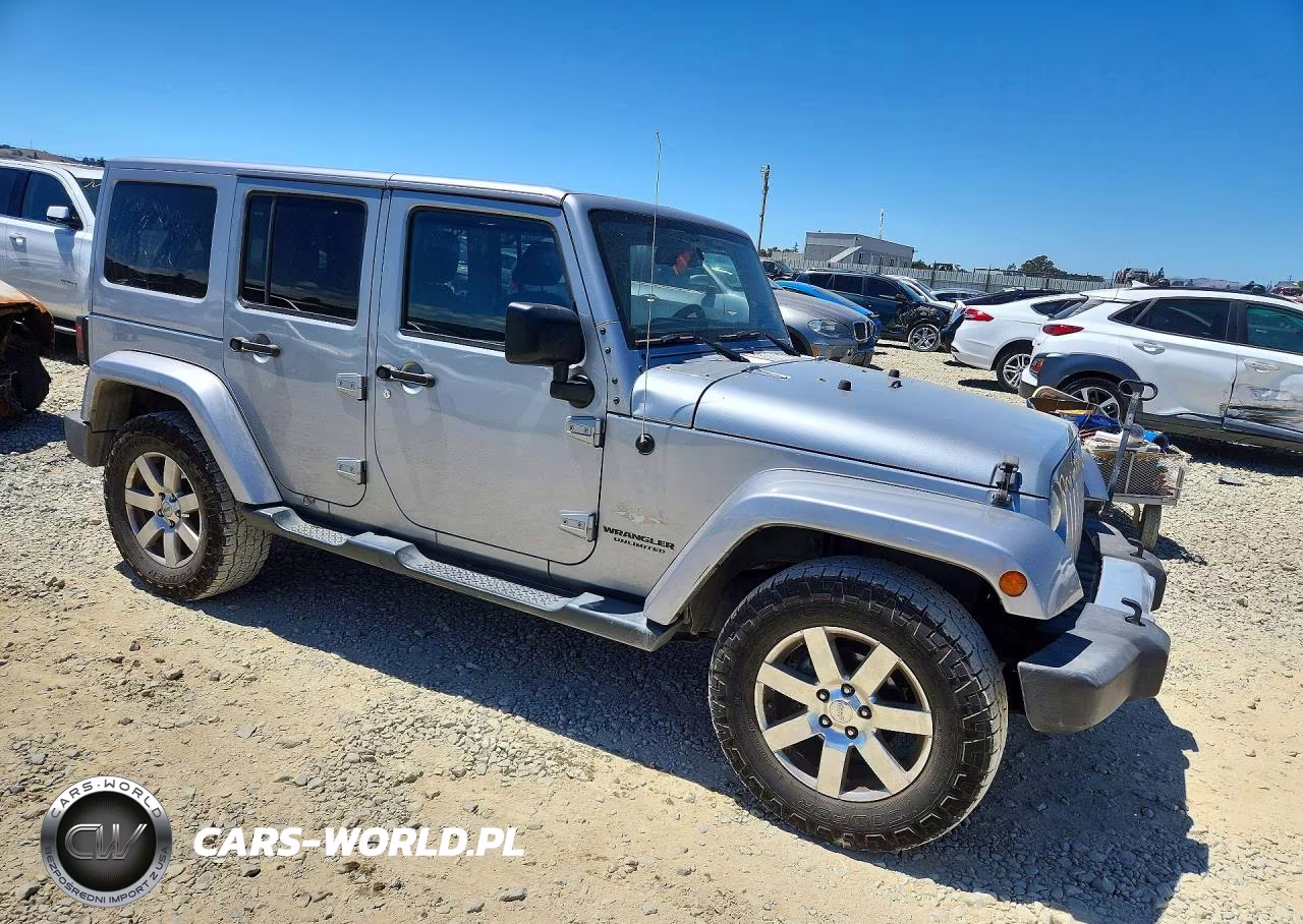 2015 Jeep Wrangler Unlimited Sahara VIN:1C4BJWEG3FL578616 - 4