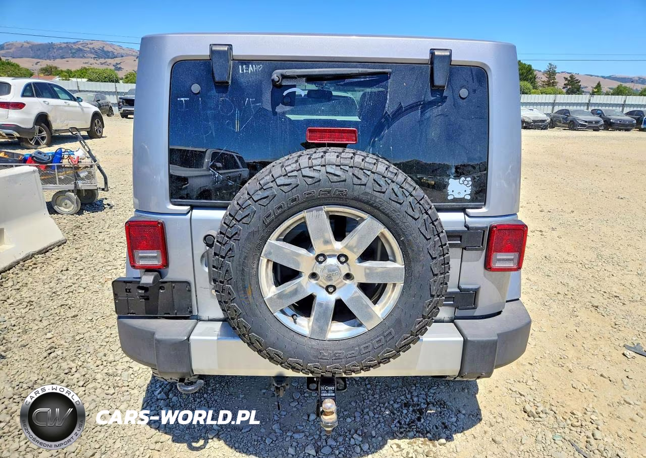 2015 Jeep Wrangler Unlimited Sahara VIN:1C4BJWEG3FL578616 - 6