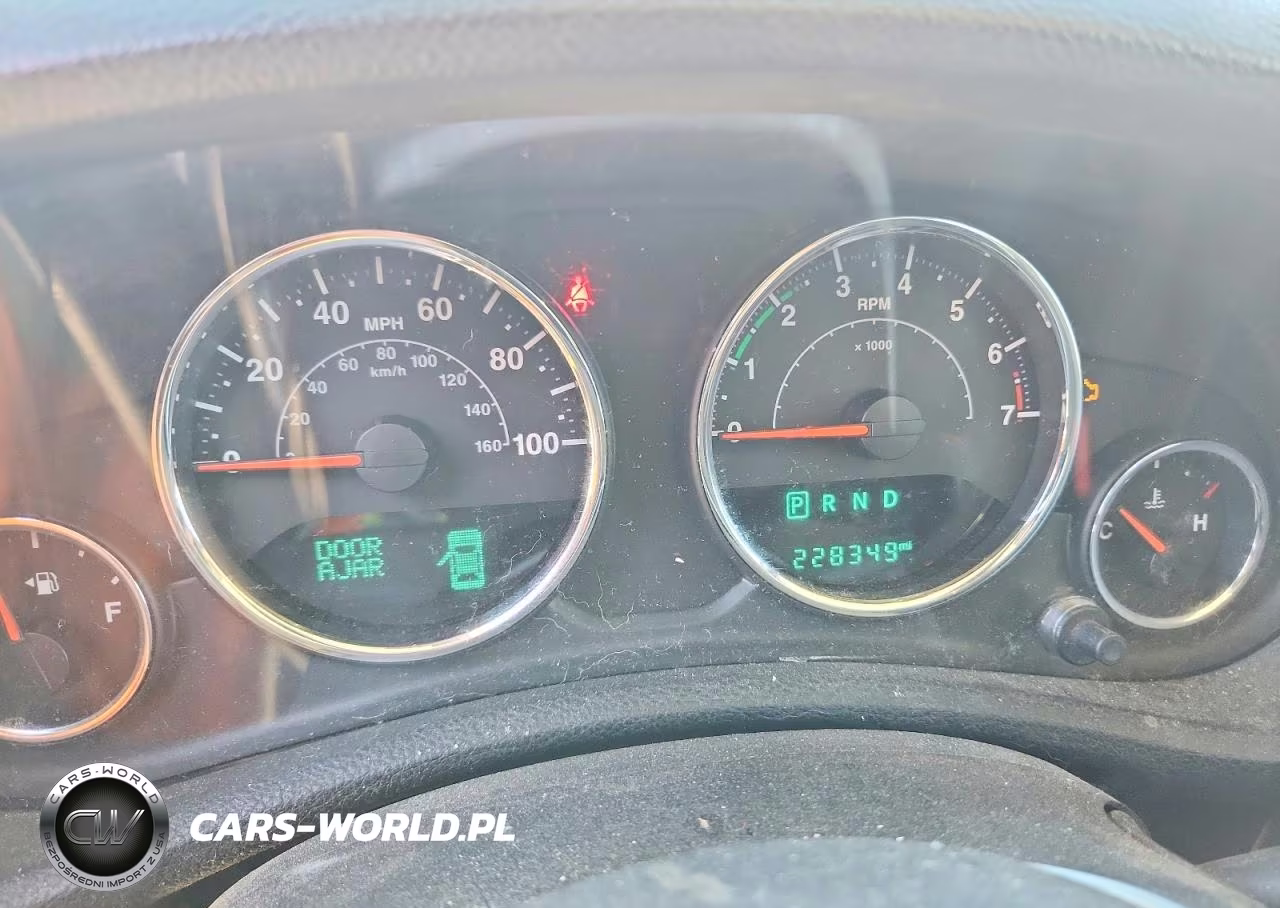 2015 Jeep Wrangler Unlimited Sahara VIN:1C4BJWEG3FL578616 - 9
