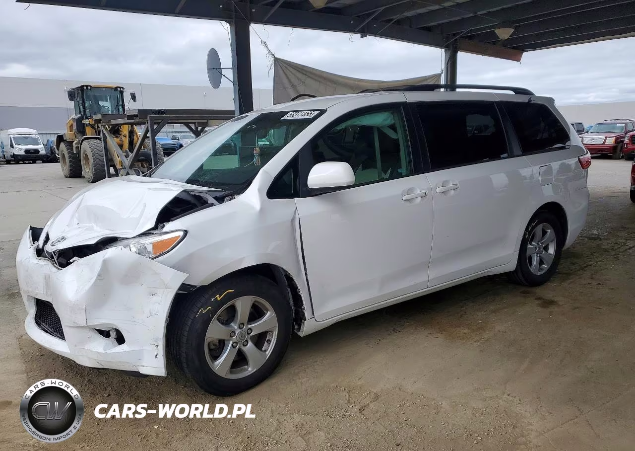 2017 Toyota Sienna Le – zdjęcie 1 z 13