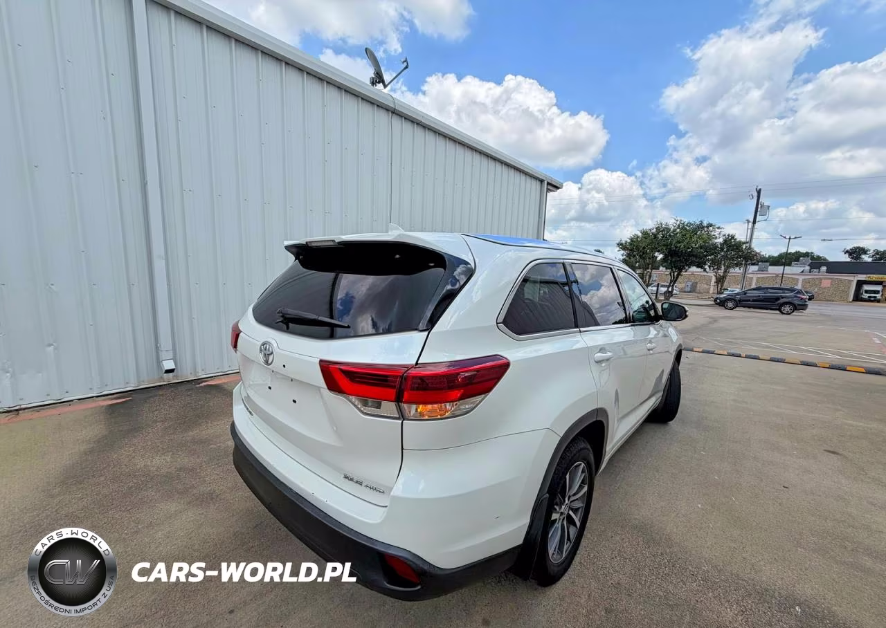 2018 Toyota Highlander Xle VIN:5TDJZRFH5JS908423 - 4