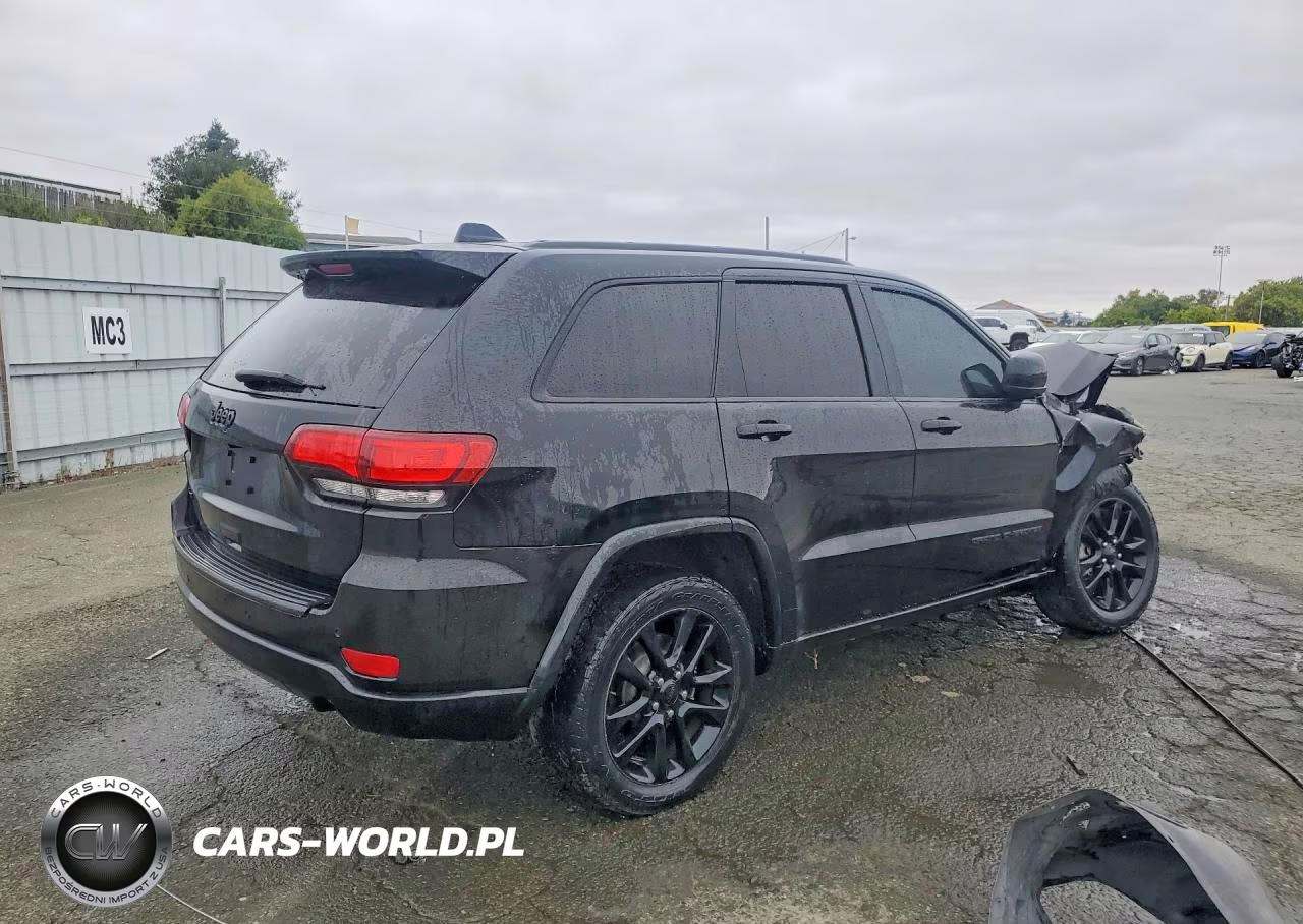 2018 Jeep Grand Cherokee Laredo VIN:1C4RJFAG8JC336921 - 3