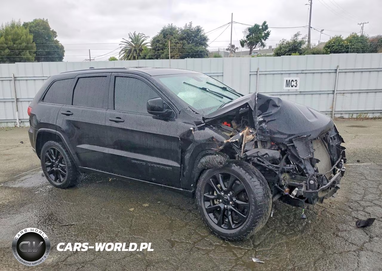 2018 Jeep Grand Cherokee Laredo VIN:1C4RJFAG8JC336921 - 4