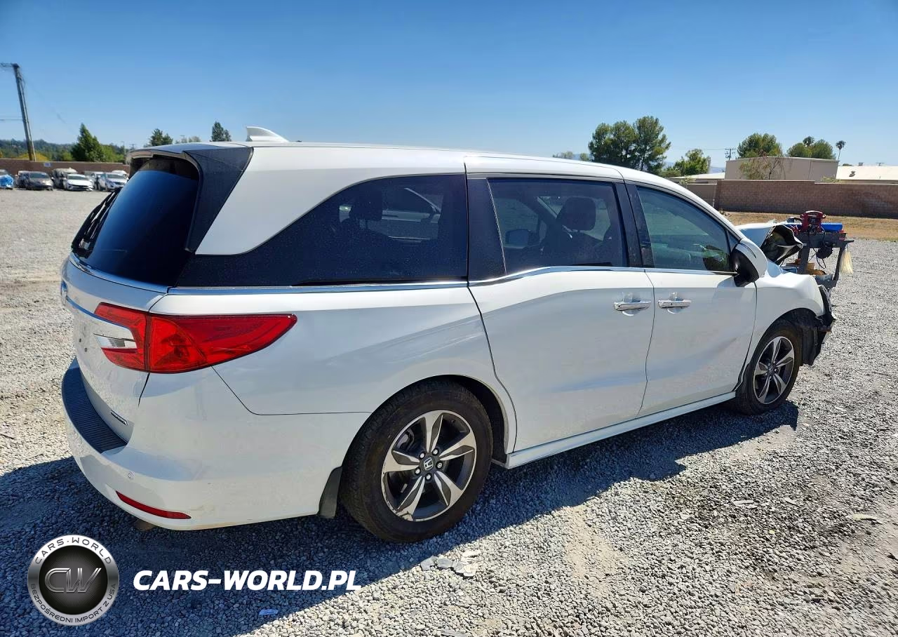 2018 Honda Odyssey Touring VIN:5FNRL6H80JB049522 - 3
