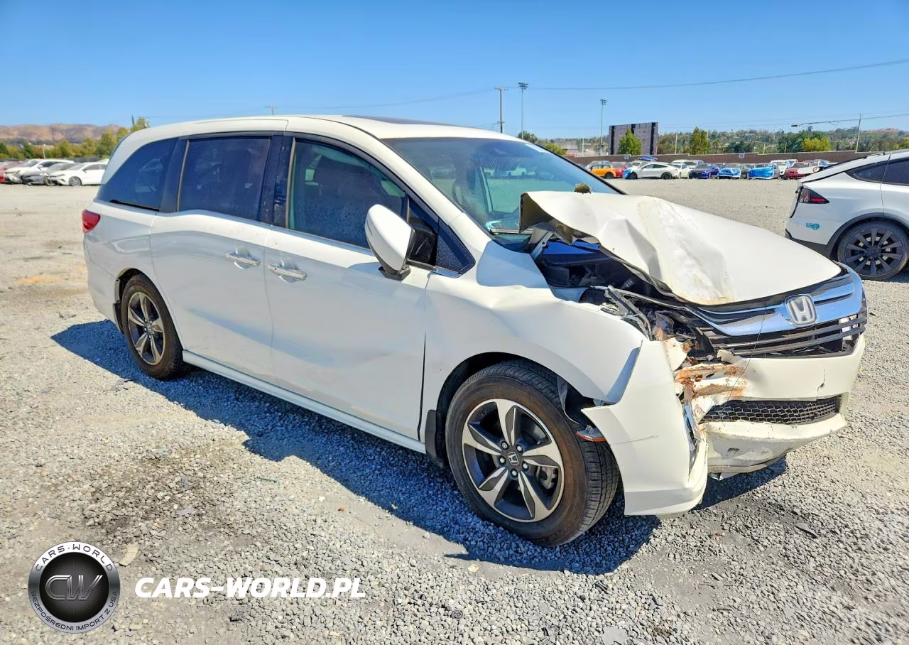 2018 Honda Odyssey Touring VIN:5FNRL6H80JB049522 - 4