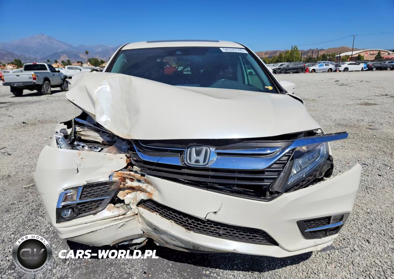 2018 Honda Odyssey Touring VIN:5FNRL6H80JB049522 - 5