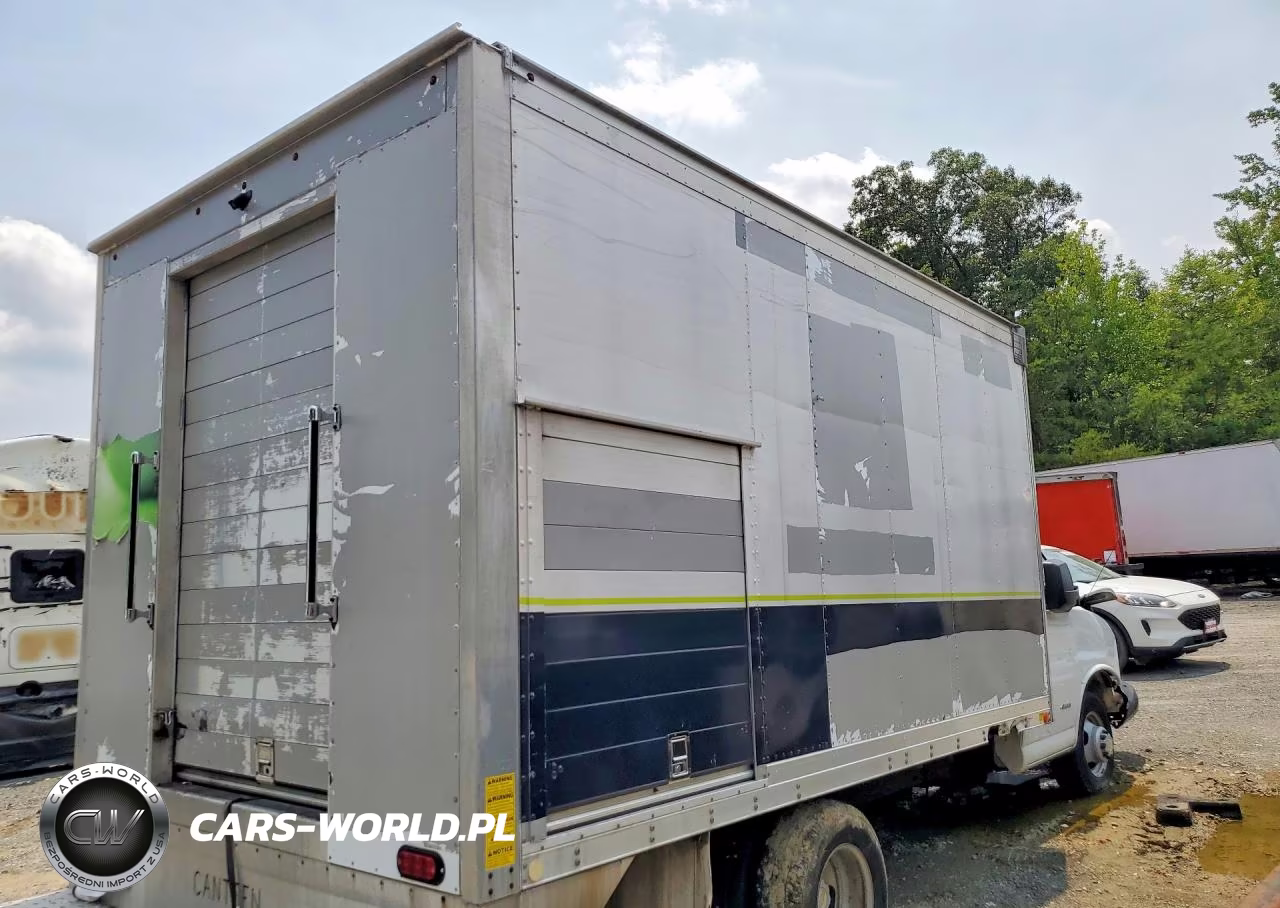 2017 Chevrolet Express Refrigerated Box Truck VIN:1GB6GUCG8H1128048 - 3