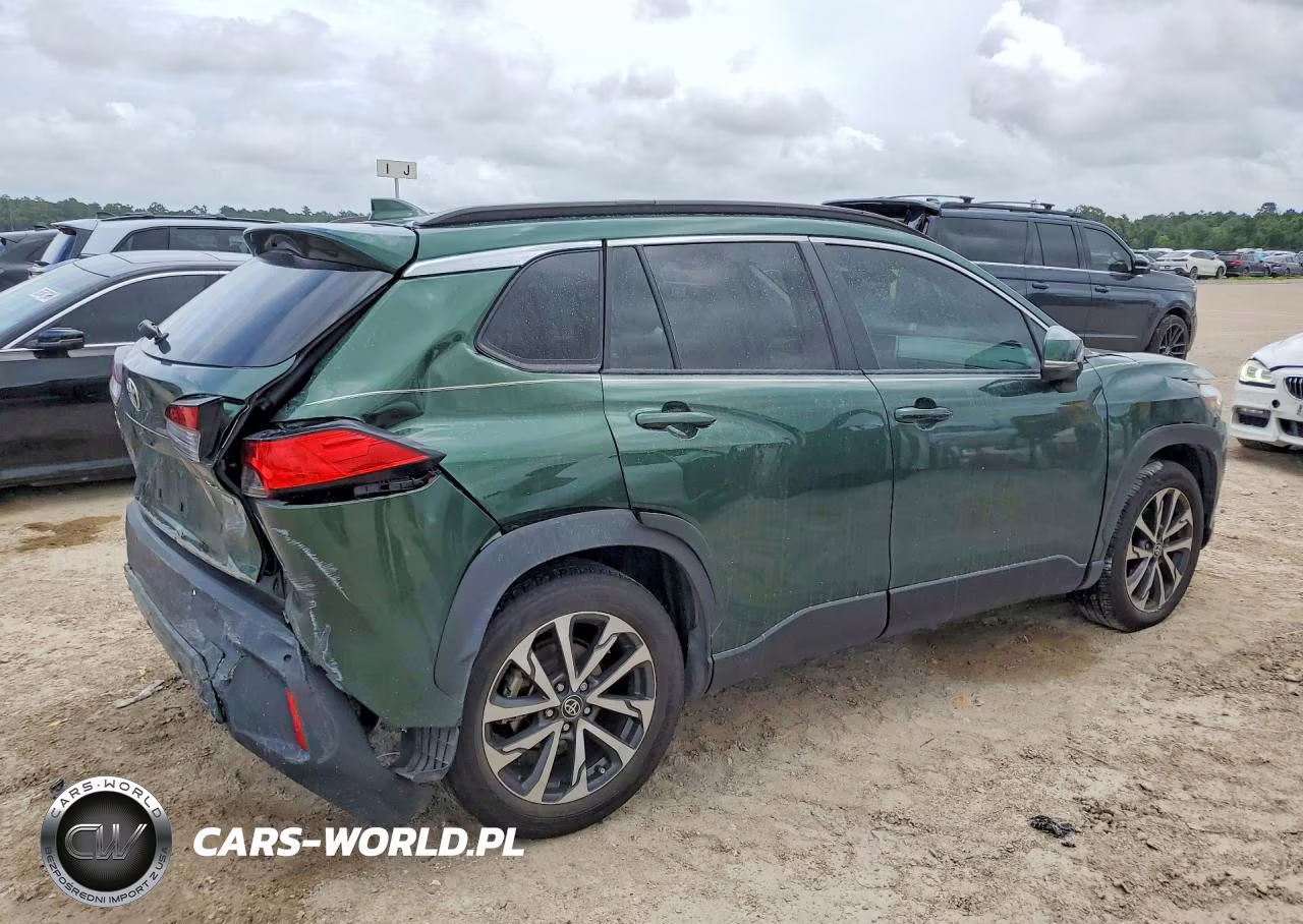 2022 Toyota Corolla Cross Xle VIN:7MUDAABG2NV040380 - 3