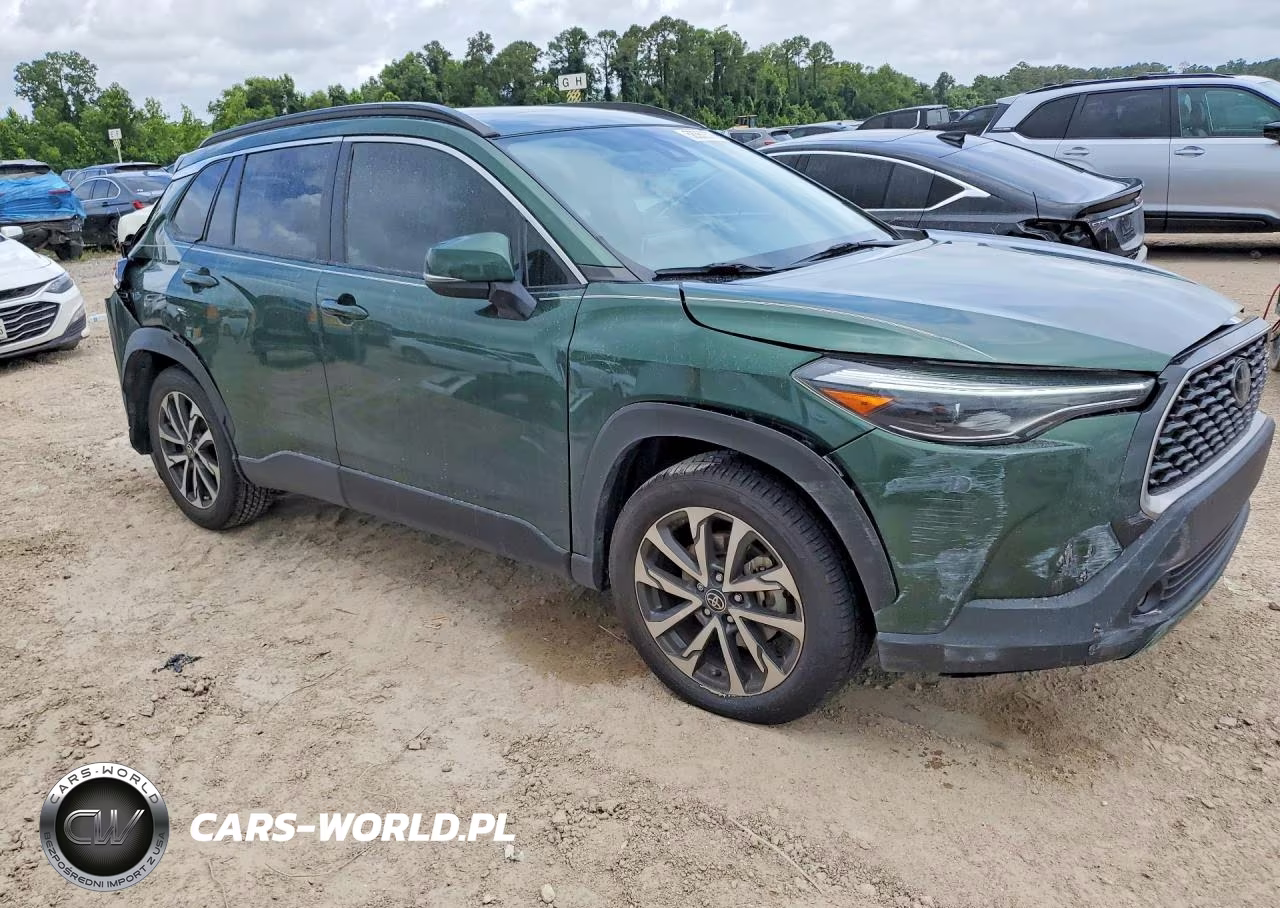2022 Toyota Corolla Cross Xle VIN:7MUDAABG2NV040380 - 4