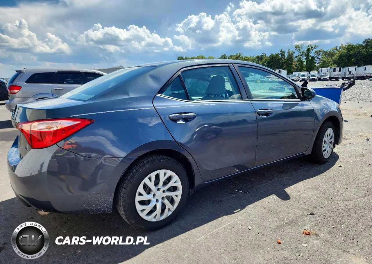 2018 Toyota Corolla Le VIN:5YFBURHE9JP826693 - 3