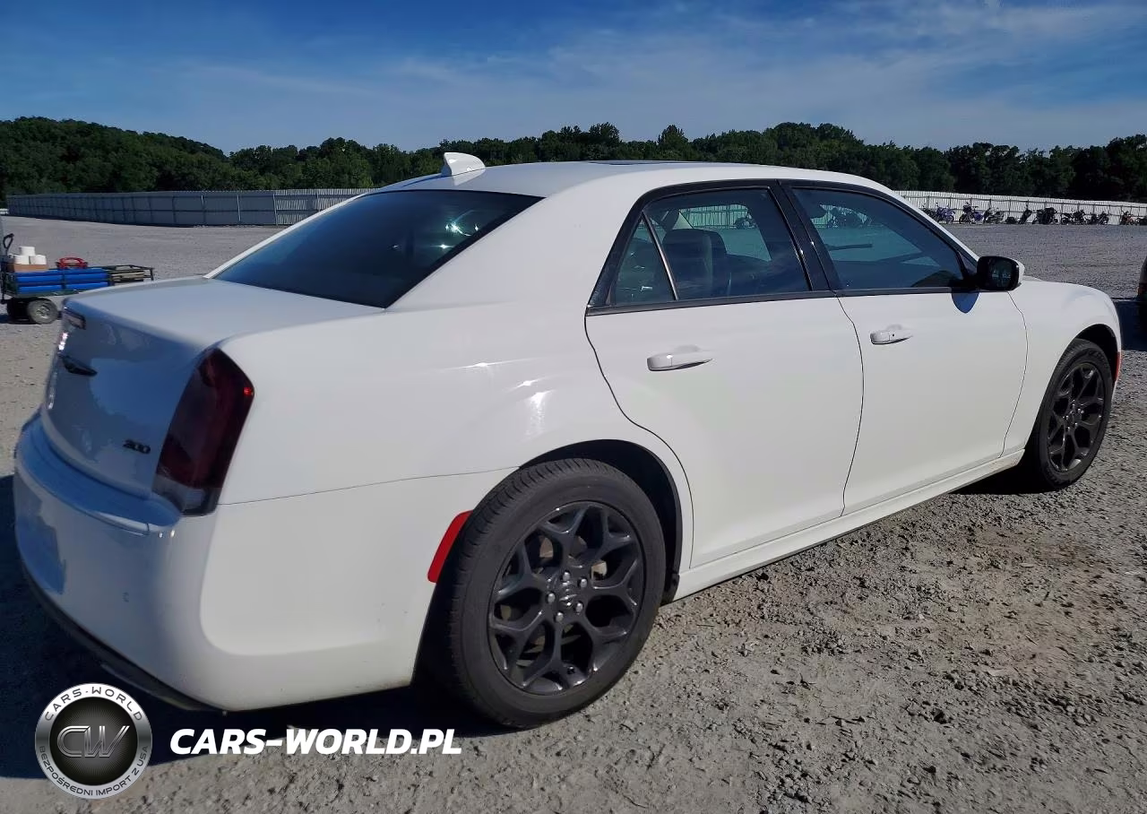 2023 Chrysler 300 Touring L VIN:2C3CCASG8PH620691 - 3