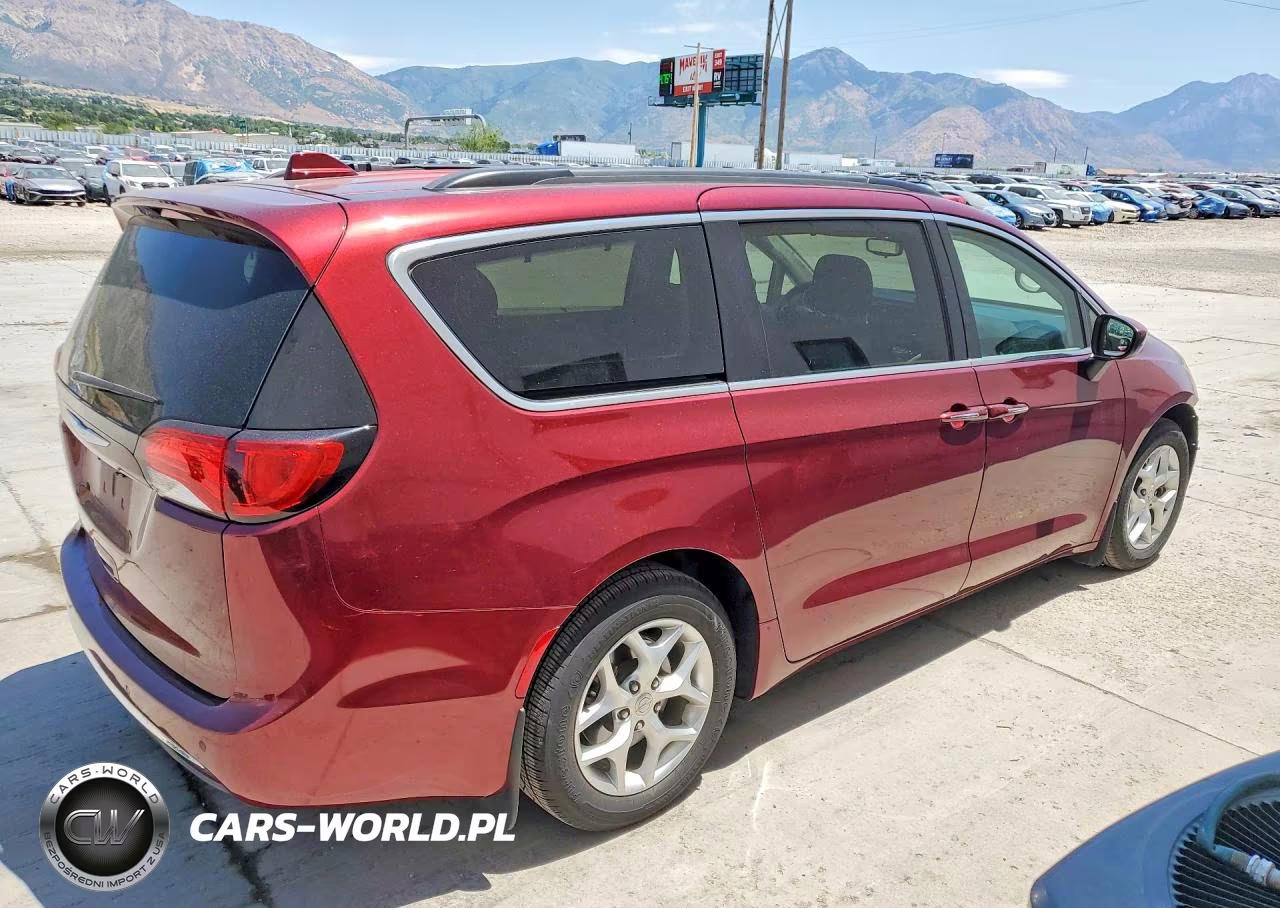 2017 Chrysler Pacifica Touring L VIN:2C4RC1BG8HR780037 - 3