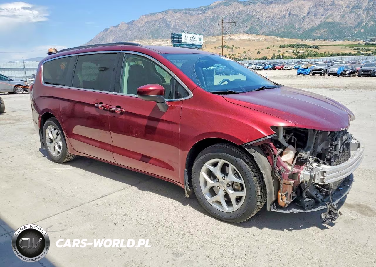 2017 Chrysler Pacifica Touring L VIN:2C4RC1BG8HR780037 - 4