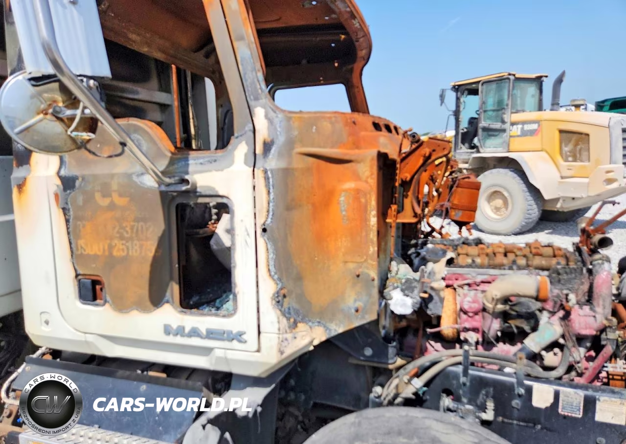 2018 Mack Gu800 Refuse Truck VIN:1M2AX13C0JM041777 - 9