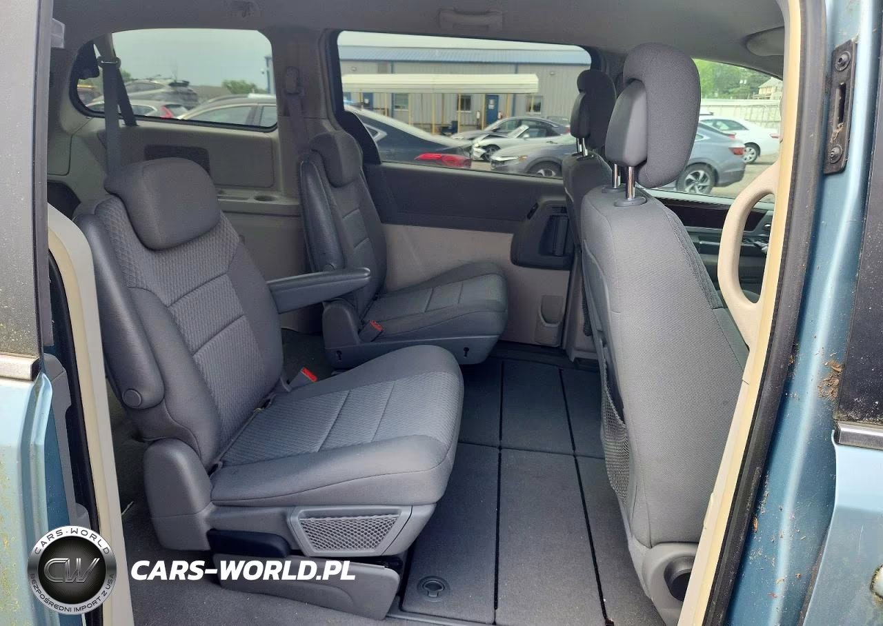 2010 Chrysler Town & Country Touring VIN:2A4RR5D17AR300181 - 11