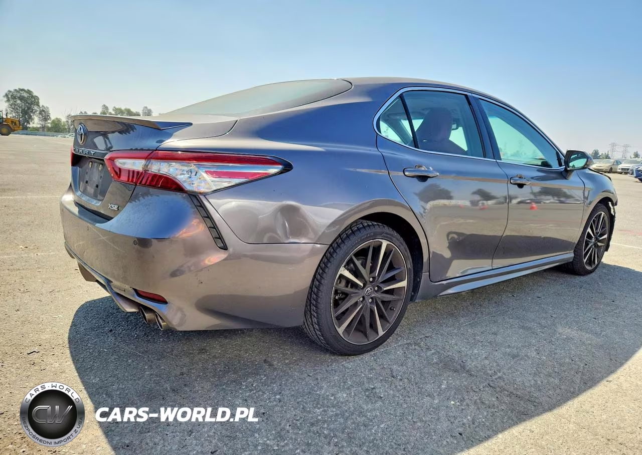 2018 Toyota Camry Xse VIN:4T1B61HK4JU070626 - 3