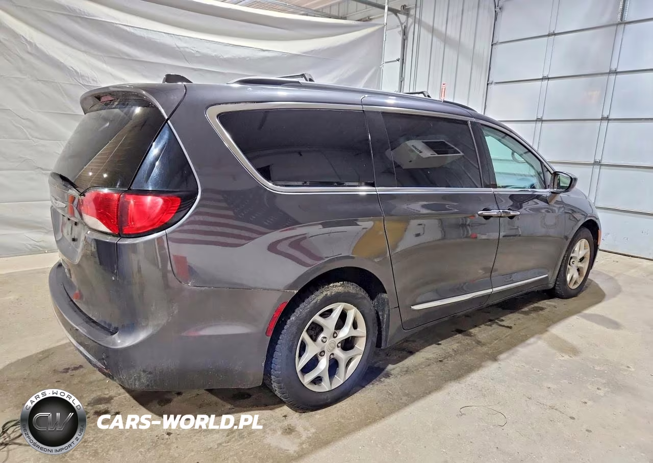 2017 Chrysler Pacifica Touring L VIN:2C4RC1BG3HR636086 - 3