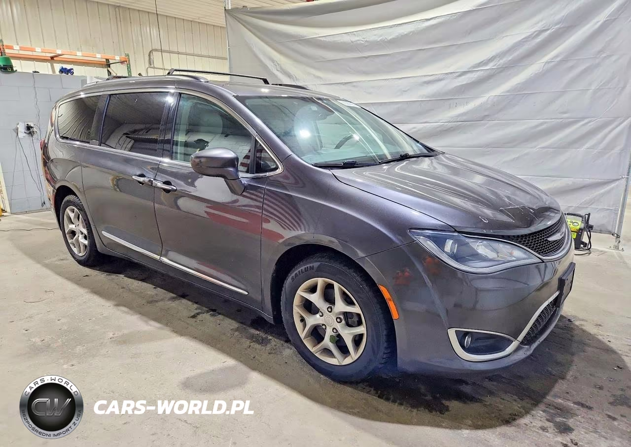 2017 Chrysler Pacifica Touring L VIN:2C4RC1BG3HR636086 - 4