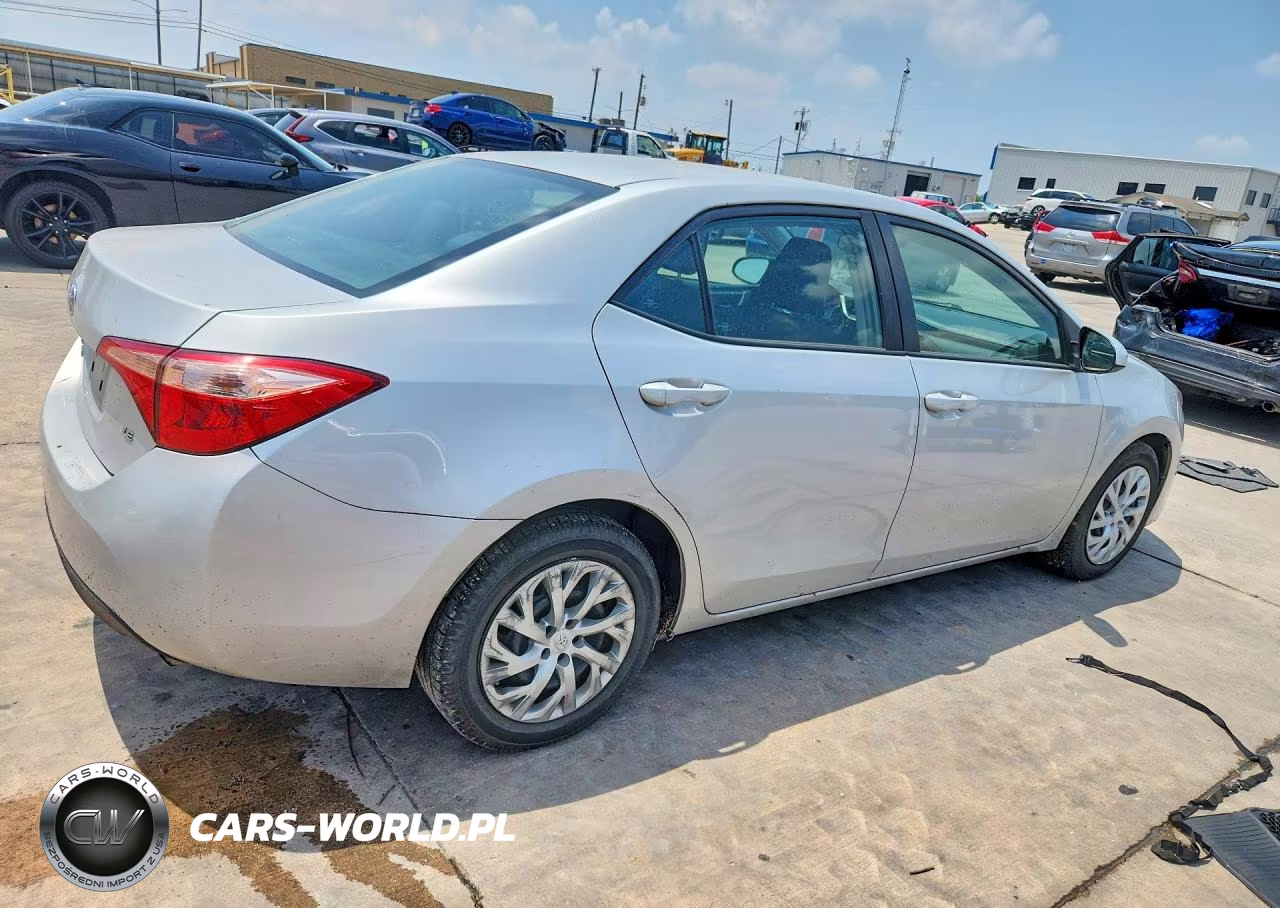 2018 Toyota Corolla Le VIN:2T1BURHE7JC981131 - 3