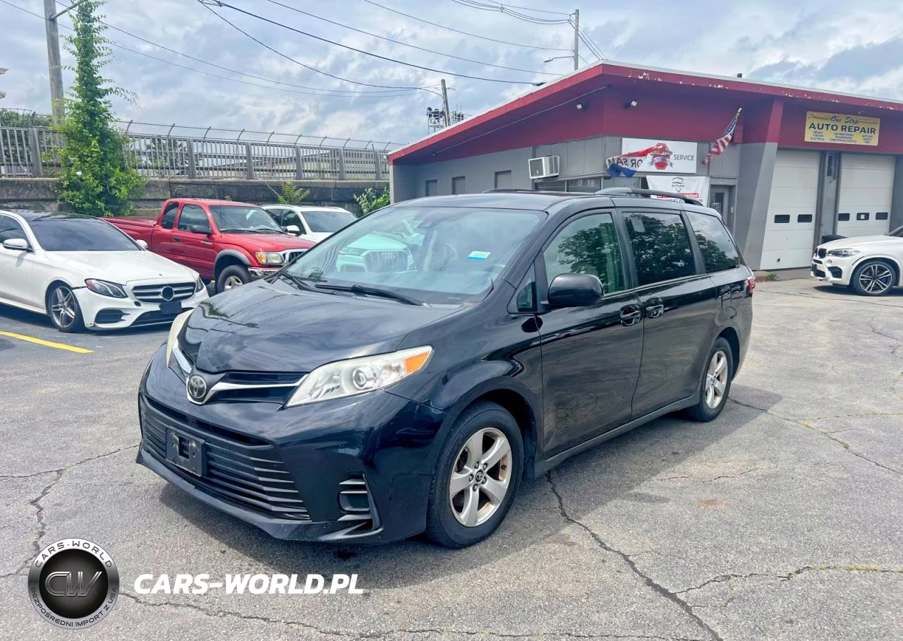 2018 Toyota Sienna Le – zdjęcie 1 z 11