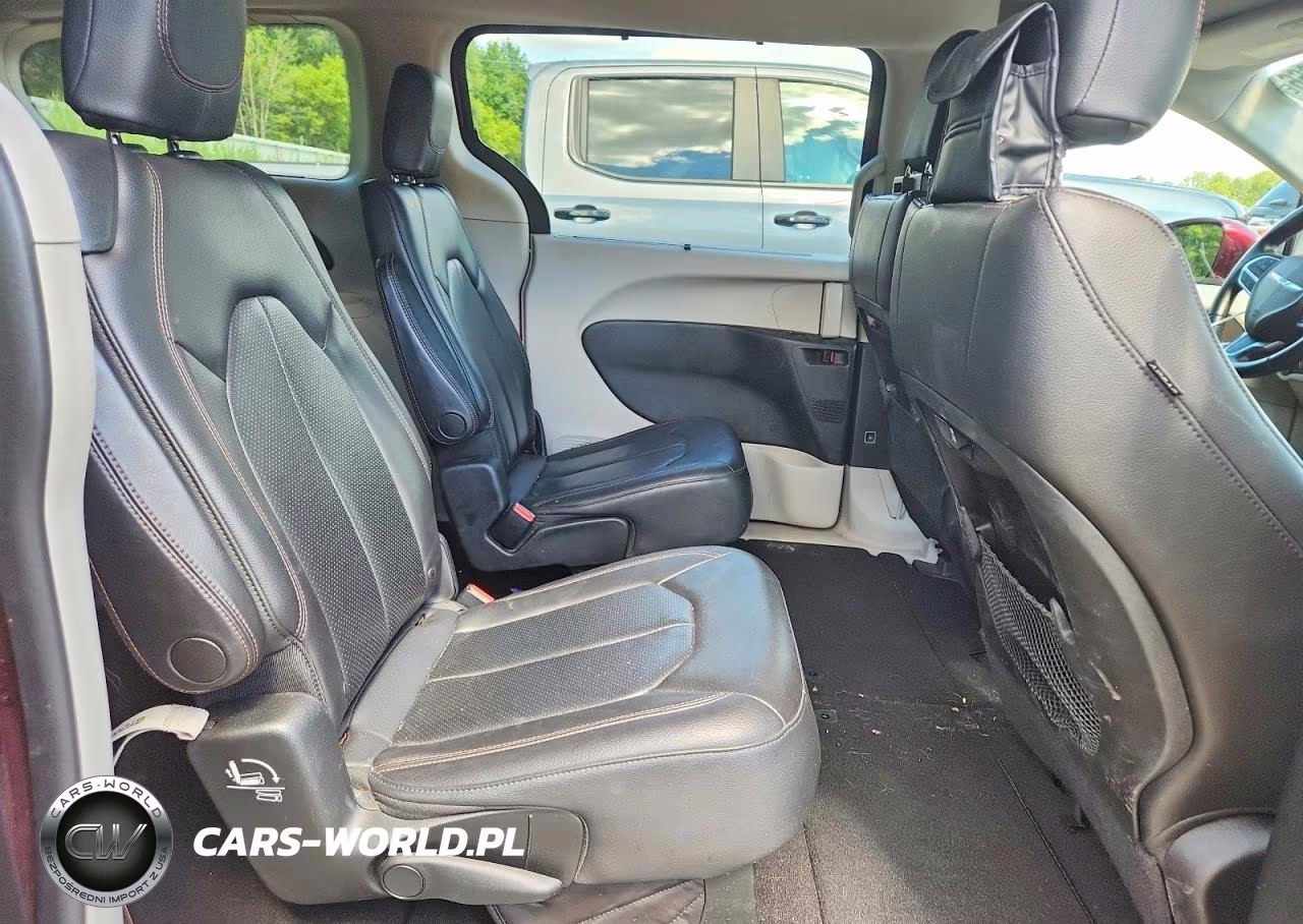 2018 Chrysler Pacifica Touring L VIN:2C4RC1BG7JR233556 - 11