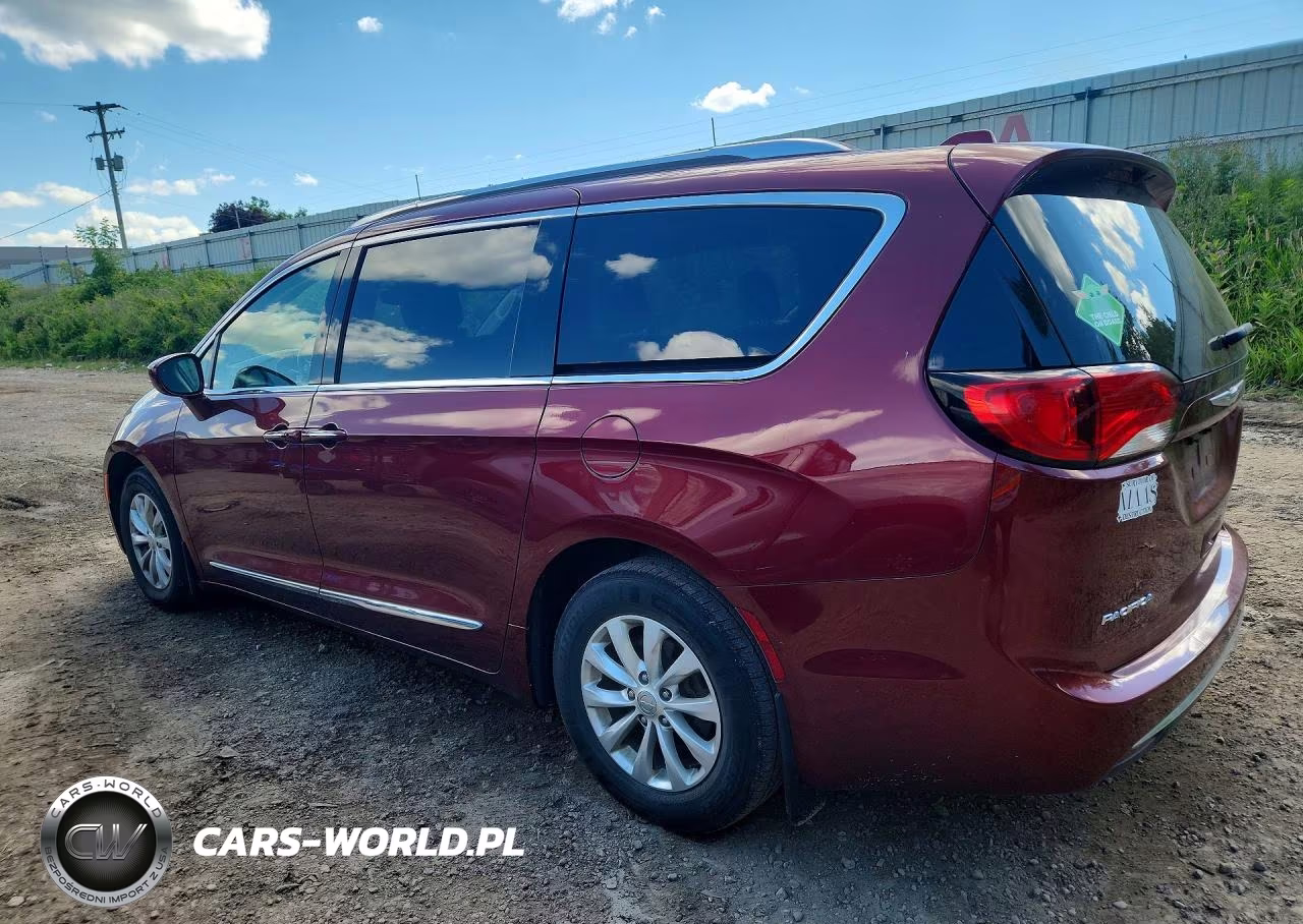 2018 Chrysler Pacifica Touring L VIN:2C4RC1BG7JR233556 - 2