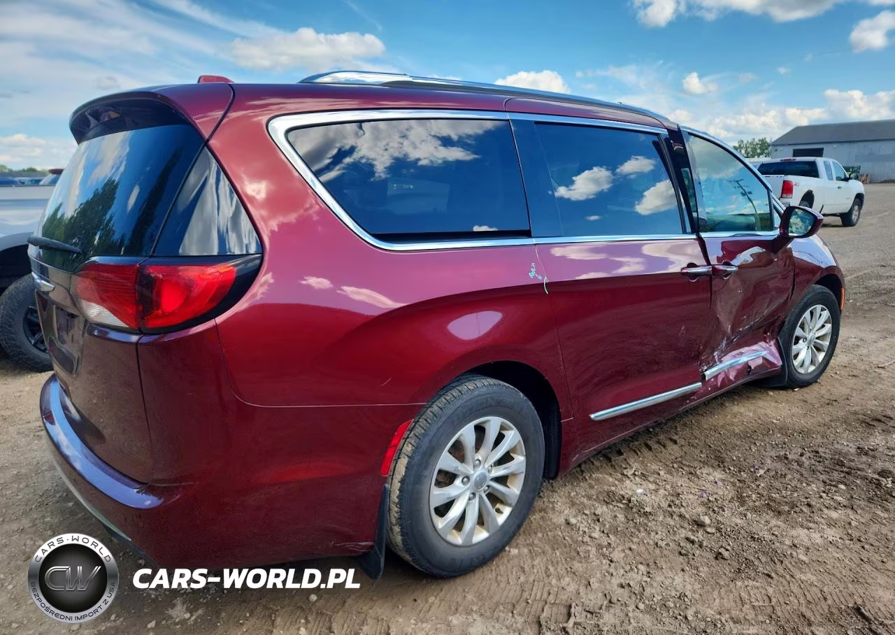 2018 Chrysler Pacifica Touring L VIN:2C4RC1BG7JR233556 - 3