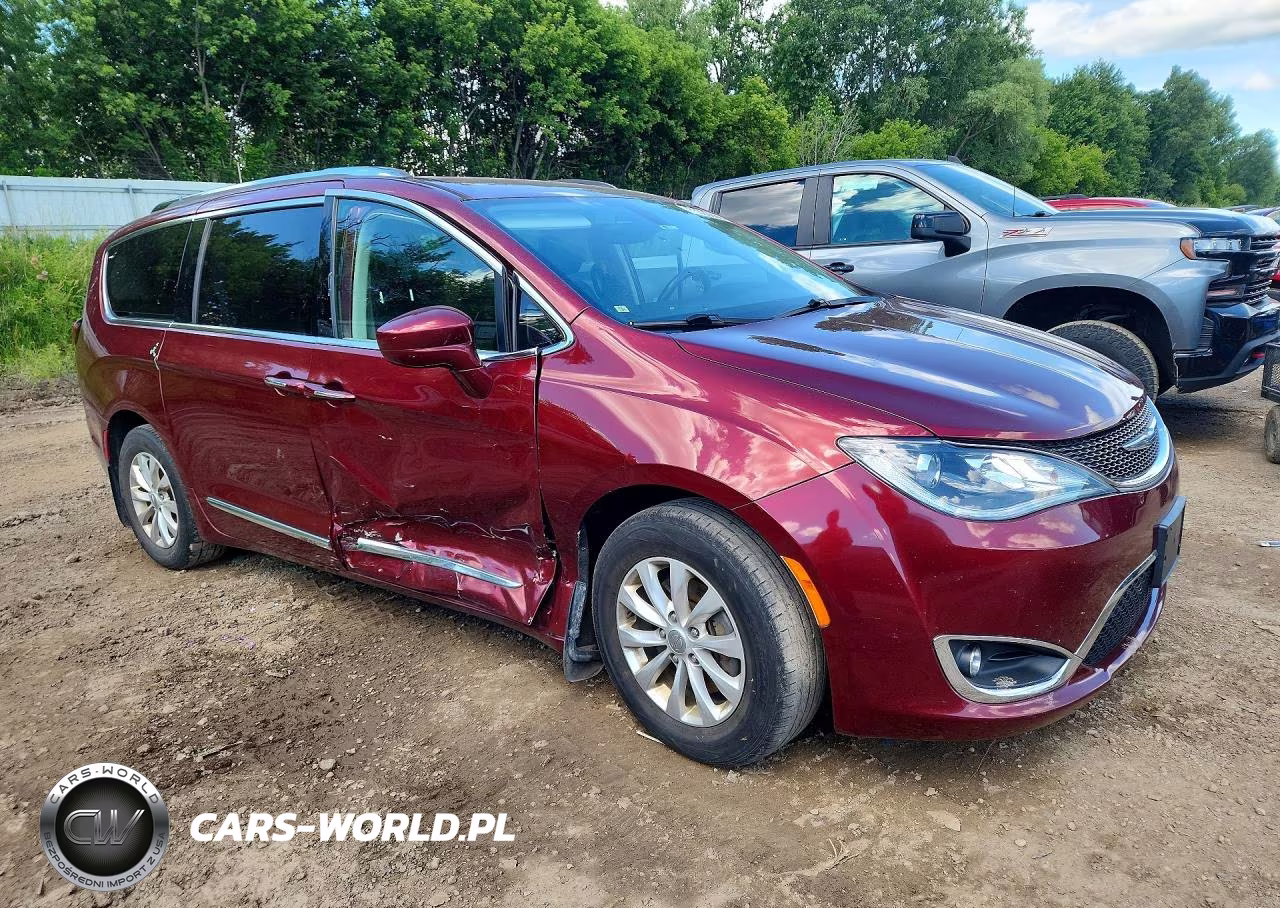 2018 Chrysler Pacifica Touring L VIN:2C4RC1BG7JR233556 - 4