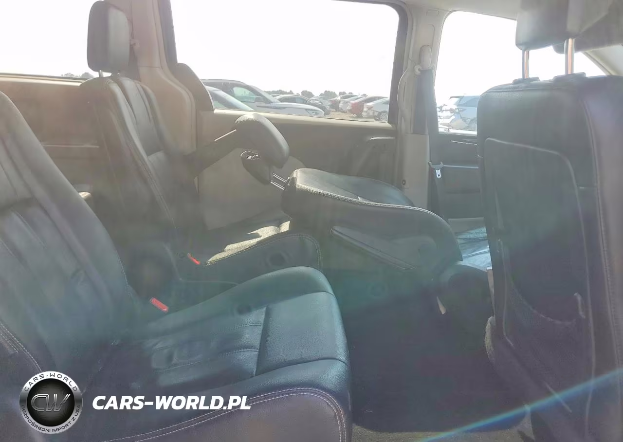2015 Chrysler Town & Country Touring VIN:2C4RC1BG8FR751991 - 10