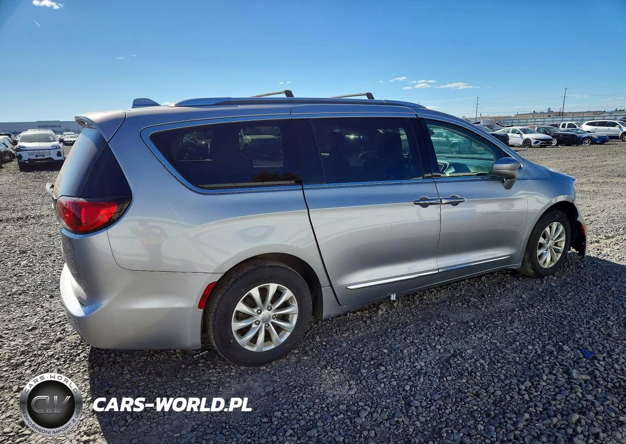 2019 Chrysler Pacifica Touring L VIN:2C4RC1BGXKR626632 - 3