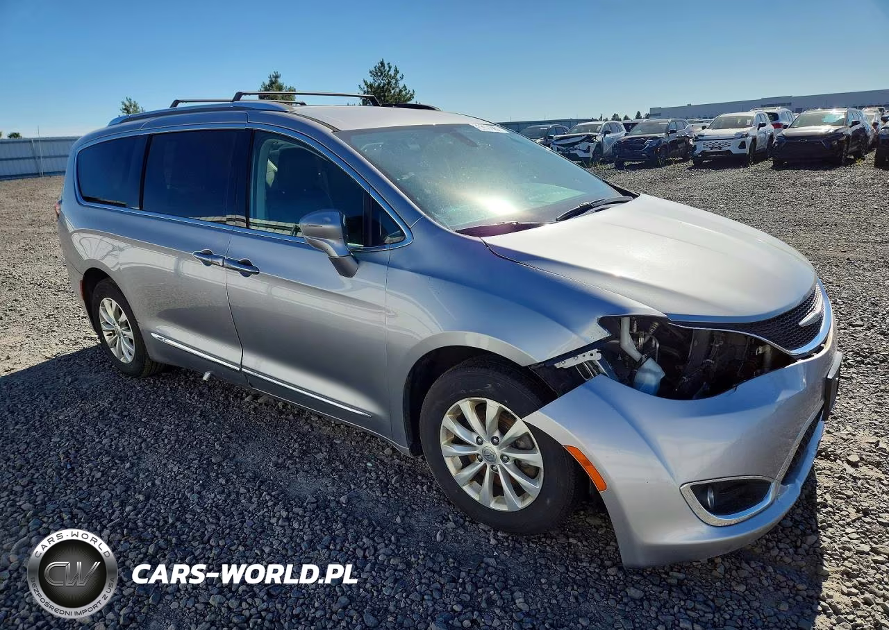 2019 Chrysler Pacifica Touring L VIN:2C4RC1BGXKR626632 - 4